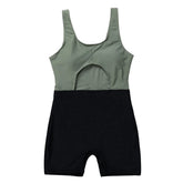 Traje de baño de una pieza sin mangas con cuello en U y hueco en contraste